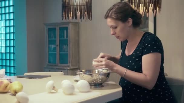 Champignons geputzt und in kleine Stücke geschnitten — Stockvideo