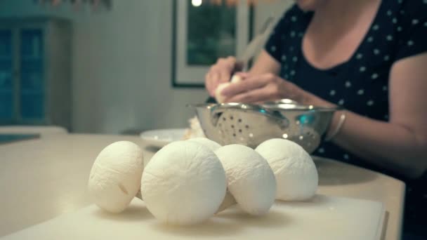 Pieczarki oczyścić i pokroić w małe kawałki Bowl — Wideo stockowe