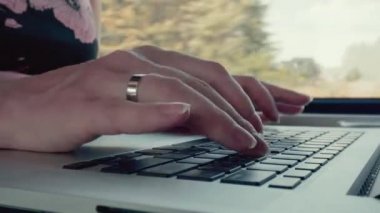 Trende dizüstü bilgisayar kullanan kadın