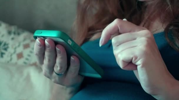 Felice donna incinta con smartphone a casa — Video Stock