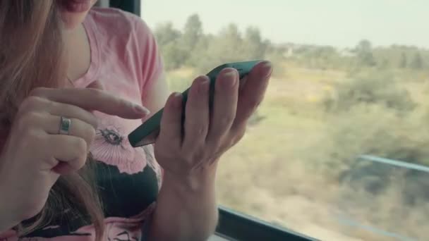 在火车上使用智能手机的怀孕女人 — 图库视频影像