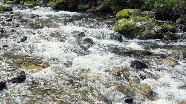 Un río fluye sobre rocas — Foto de Stock