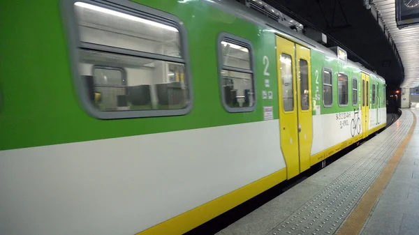 Warszaw Underground Train Stops at a Platform — Stock Photo, Image