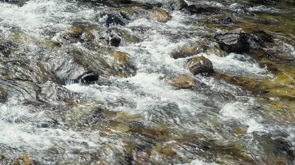 Um rio flui sobre rochas — Fotografia de Stock