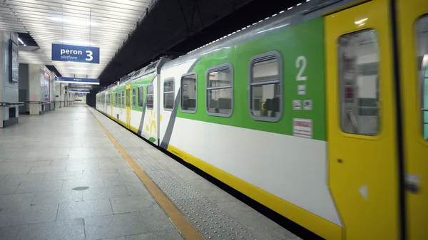 İnsanlar dışarı ile modern tren istasyonu