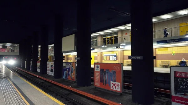 Warszaw bir Platform yeraltı tren durur