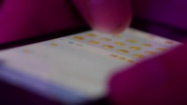 Telefon ileti oluşturma süre üzerinde suratlar