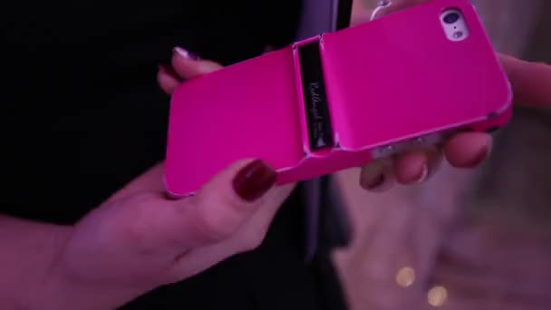 Desbloqueie seu telefone em uma caixa rosa — Vídeo de Stock