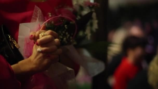 La mujer en el vestido rojo Aplausos en la noche — Vídeos de Stock