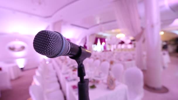 El micrófono en rack contra el salón rosa — Vídeos de Stock