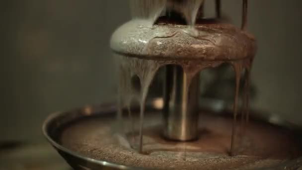Mléčná čokoláda fontána, horní části struktury — Stock video