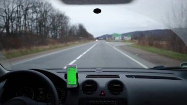 Yeşil ekran telefon araba sürüş köyün dışında