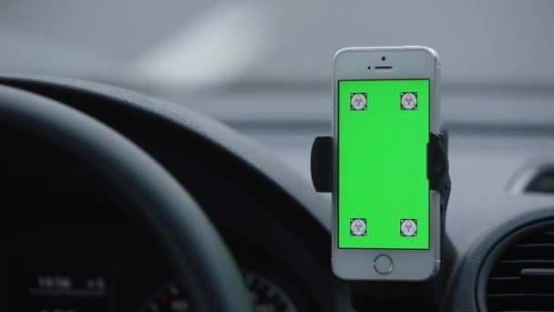 Téléphone à écran vert dans la voiture en conduisant — Video