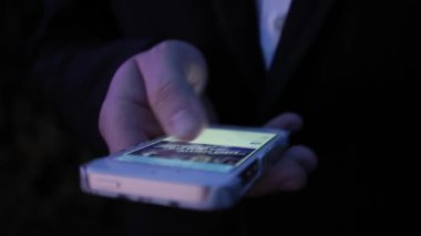 Online smartphone, insanlar akşam