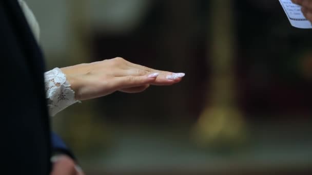 Habillage des anneaux de mariage à la mariée 