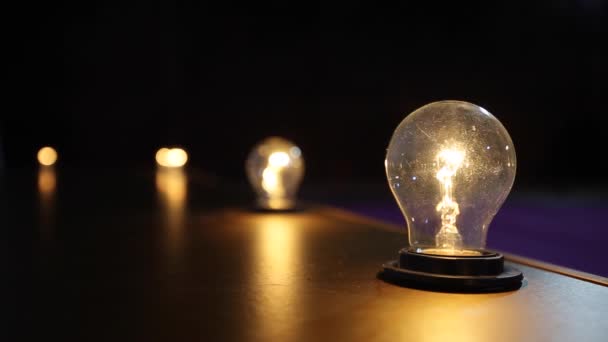 Light Bulb ideeën in de avond-tijd — Stockvideo