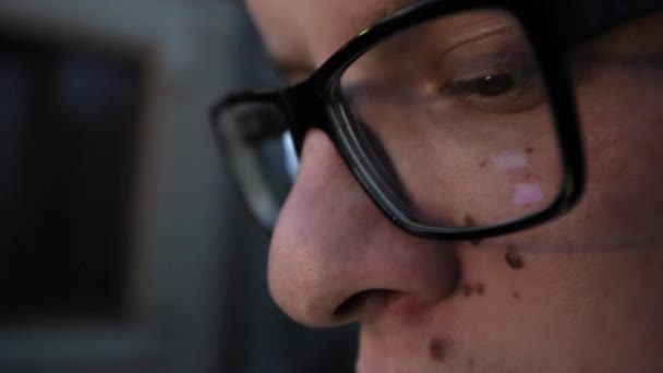 L'homme aux lunettes Sourires, clins d'oeil — Video