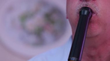 Dostum çalış flüt açılırsa yanaklarını