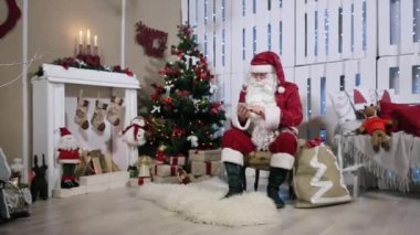 Noel Baba tipi dokunmatik ekran Smartphone, şömine ve Noel ağacı, hediyeler Oda Zoom