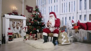 Noel Baba tipi dokunmatik ekran telefon, şömine ve Noel ağacı, hediyeler Oda Zoom