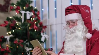 Dijital Tablet, Noel ağacı hediyeler Santa çalışır.