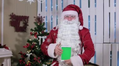 Santa kontur Tablet ile yeşil perde Dikey mod tutarak. Tablet dikey modunda yeşil ekran ile. İzleme ve anahtarlama kolay. ProRes Hq codec