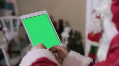 Dijital Tablet Yeşil Ekranda Noel Baba Çalışması. Dikey Modda Yeşil Ekranlı Tablet. İzlemek ve anahtarlama için kolay. Prores Hq codec