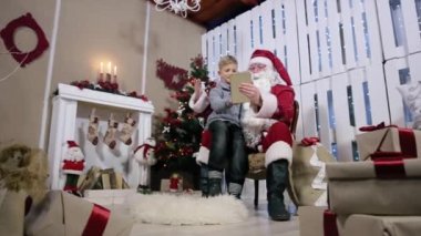 Noel Baba ve küçük çocuk hediyeler tablet, kamera geri hamle seçin