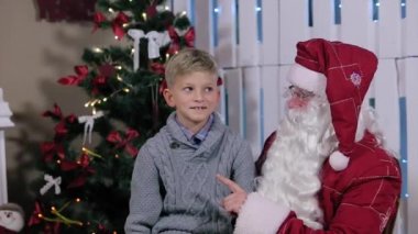 Hayretle küçük çocuk dinler Noel Baba