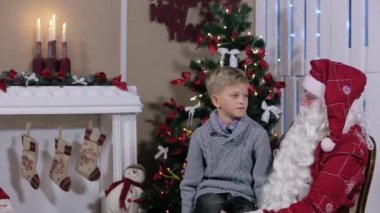 Noel Baba ve küçük çocuk hediyeler hakkında konuşmak