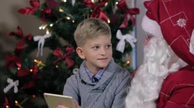 Noel Baba ve çocuk onun Tablet hediye hakkında konuşmak