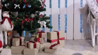 Çocuk ağaca koştu , bir hediye ile bir kutu, açık kutu, çeker ve dijital tablet, Şömine ve Noel Ağacı ile beyaz Oda, Orta düşünüyor