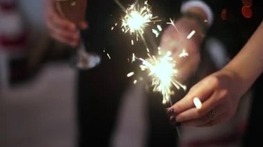 Siyah takım elbiseli erkeklerde ve gece siyahı elbiseli kadında Yanan Kıvılcımlar ve Gözlükler