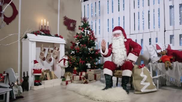 Weihnachtsmann macht Selfi zum Telefon, Zimmer mit Kamin und Weihnachtsbaum, Geschenke. — Stockvideo