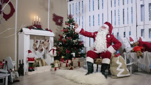 Babbo Natale Fare Selfi Suo Telefono, Camera con Camino e Albero di Natale, Regali . — Video Stock