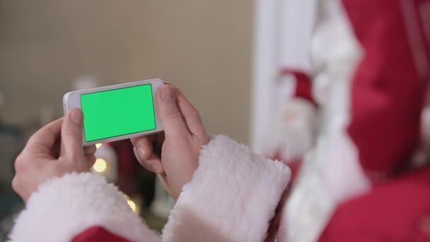 Santa Hold Phone in Hands Chroma Key. Телефон с зеленым экраном в ландшафтном режиме. Простота отслеживания и ввода на клавиатуру. Кодек ProRes HQ — стоковое видео