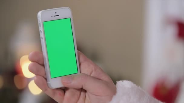 Santa Hold Smartphone dans la main Chroma Key. Smartphone avec écran vert en mode vertical. Facile à suivre et à saisir. Codec QG ProRes 