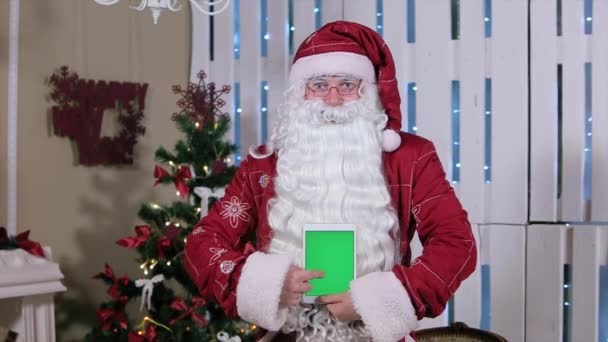 Santa muestra el dedo en la tableta con pantalla verde en modo vertical. Fácil de rastrear y clavar. Codec ProRes HQ — Vídeos de Stock