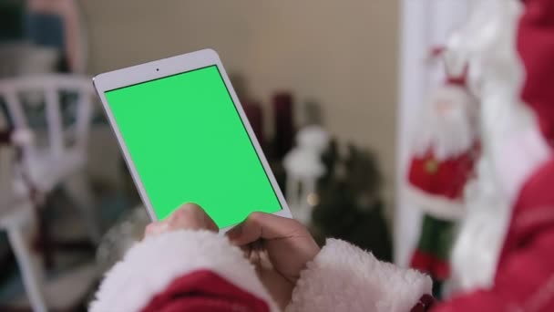 Santa Claus Trabajo en la pantalla verde de la tableta digital. Tableta con pantalla verde en modo vertical. Fácil de rastrear y clavar. Codec ProRes HQ — Vídeo de stock