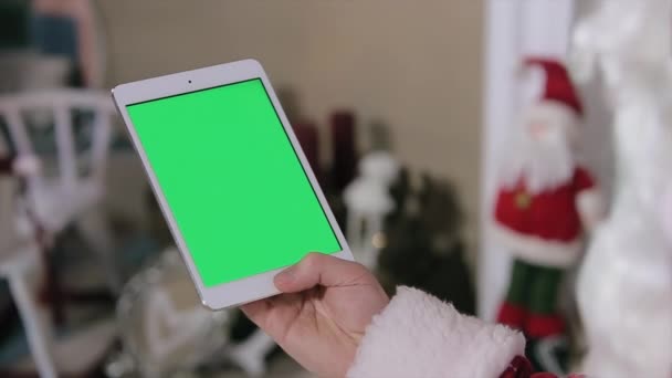 Père Noël en utilisant la tablette numérique écran vert. Tablette avec écran vert en mode vertical. Facile à suivre et à saisir. Codec QG ProRes 