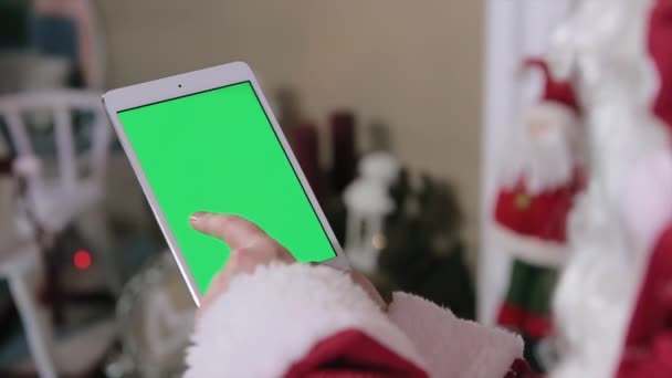 Père Noël en utilisant la tablette numérique écran vert. Tablette avec écran vert en mode vertical. Facile à suivre et à saisir. Codec QG ProRes 