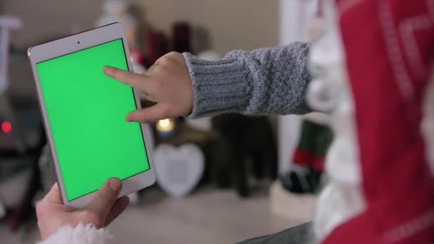 Santa et Petit Garçon Choisissez Cadeaux sur Tablette. Tablette avec écran vert en mode vertical. Facile à suivre et à saisir. Codec QG ProRes 
