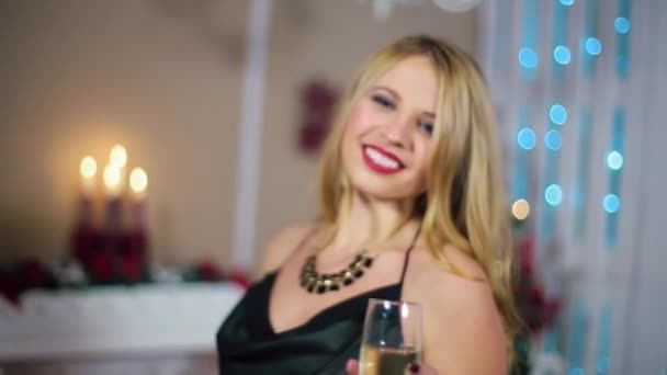 Fiatal nő fekete ruhában Mozgás Aztán elmegy egy fehér szobában kandallóval és karácsonyfával — Stock videók