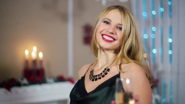 Bella ragazza tiene bicchiere di vino, in una stanza bianca con albero di Natale — Video Stock