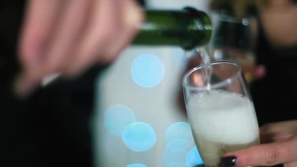 The Man in The Black Suit Pours Champagne, The woman in black evening dress holding a glass — Stock Video