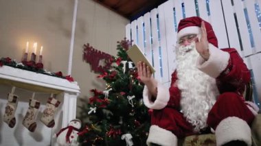 Santa ile dijital Tablet salıncak kol ve Oda şömine ve Noel ağacı ile konuşma.