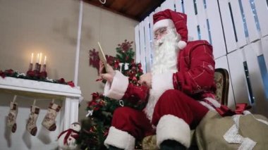 Tablet odası şömine ve Noel ağacı hediyeler Santa türü yeşil dokunmatik ekranda.