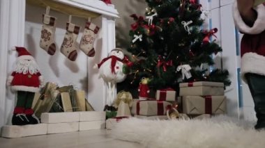 Santa konuşma dijital Tablet Noel ağacı hediye, şömine ve Noel ağacı hediye Oda.