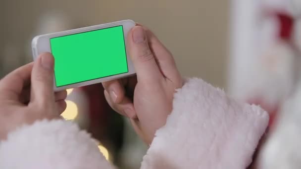 Santa Tenez le téléphone entre les mains Écran vert. Téléphone avec écran vert en mode paysage. Facile à suivre et à saisir. Codec QG ProRes — Video