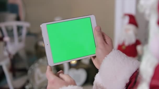 Le Père Noël travaille sur l'écran vert de tablette numérique. Tablette avec écran vert en mode paysage. Facile à suivre et à saisir. Codec QG ProRes 